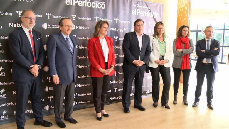 La ministra de Transición Ecológica, Teresa Ribera, el presidente de la Junta de Extremadura, Guillermo Fernández Vara y la delegada del Gobierno, Yolanda García, junto a otros participantes en el foro Futuribles que se ha desarrollado en Cáceres | EUROPA PRESS ep la ministra de transicion ecologica teresa ribera el presidente de la junta de extremadura