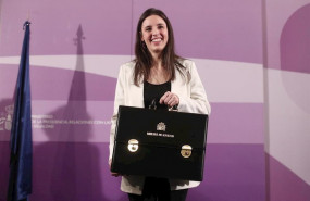 ep la nueva ministra de igualdad irene montero posa con la cartera del ministerio de igualda durante