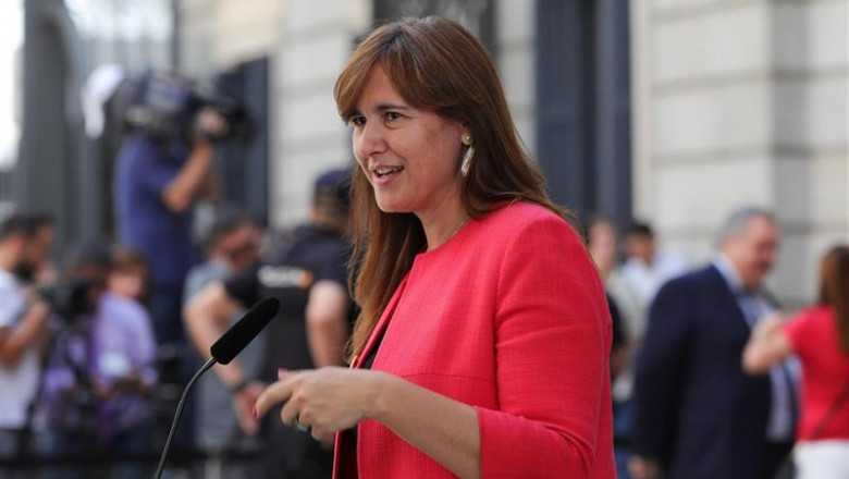 La portavoz de Junts per Cataluña en el Congreso, Laura Borrás, atiende a los medios de comunicación, a las puertas del Congreso de los Diputados, horas previas a la segunda votación para la investidura del candidato socialista a la Presidencia del Gobier | Jesús Hellín - Europa Press - Archivo ep la portavoz de junts per cataluna en el congreso laura borras atiende a los medios de