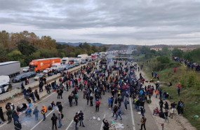 ep manifestantes concentrados en la ap-7 a la altura de salt girona convocados por tsunami democrtic