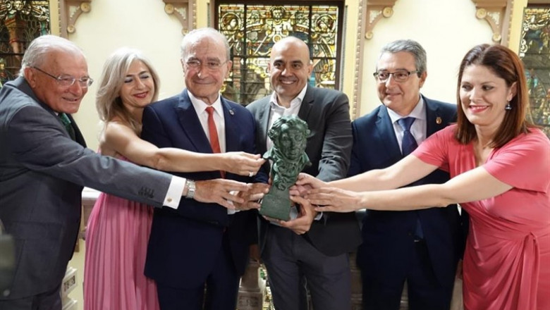 Manuel Azuaga, Patricia del Pozo, Francisco de la Torre, Rafael Portela, Francisco Salado y Noelia Losada con el Goya | AYUNTAMIENTO ep manuel azuaga patriciapozo franciscola torre rafael portela francisco saladonoelia losadagoya