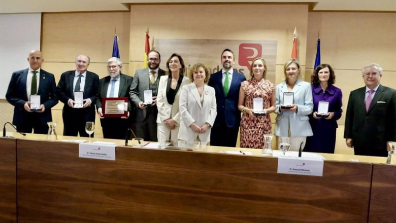 Manuel Ortega, Juan Manuel Llopis, Florencio Domínguez, Diego José Ortega, Ester Pérez Jerez, María Emilia Adán, Manuel Olmedo, Sofía Puente, Leonor Recio, Mercedes Mateo y José María Ramírez-Cárdenas, tras la entrega de las Medallas de Honor del Colegio | SOPHIA ARENAS ep manuel ortega juan manuel llopis florencio dominguez diego jose ortega ester perez jerez maria