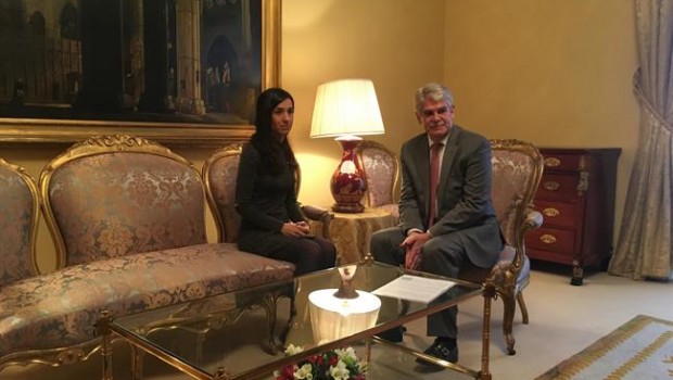 ep ministroexteriores alfonso dastis con nadia murad victimaei