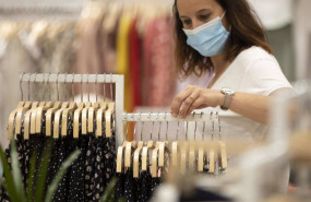 ep mujer con mascarilla en una tienda de ropa
