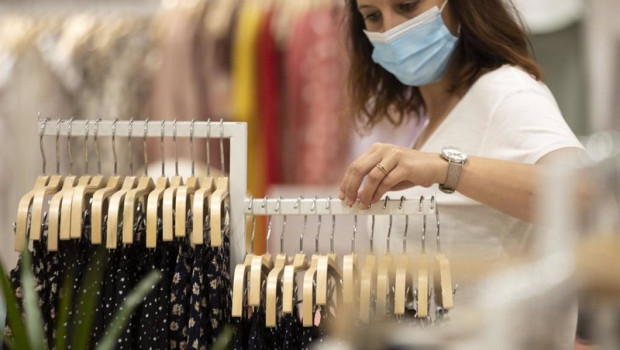ep mujer con mascarilla en una tienda de ropa