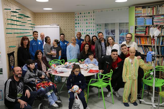 Pie Y Foto: La Comunidad Acerca El Fútbol Sala A Los Niños Ingresados En El Niño | COMUNIDAD DE MADRID ep piefoto la comunidad acercafutbol salalos ninos ingresadosnino