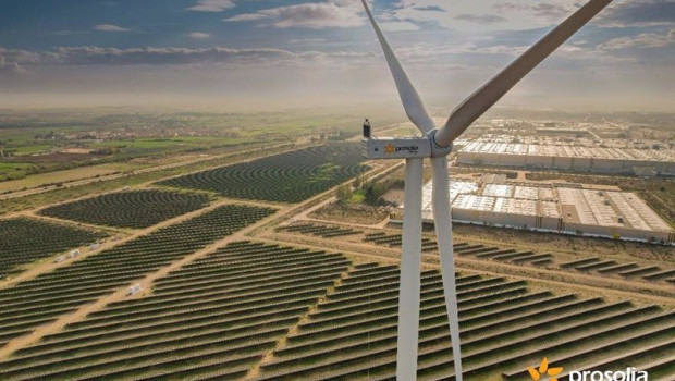 ep prosolia energy instala el primer aerogenerador en el parque hibrido de stellantis zaragoza