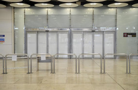 ep puertas de salida de pasajeros del aeropuerto adolfo suarez madrid barajas