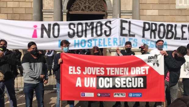ep representantes del sector del ocio nocturno y de la restauracion protestan en la plaza sant jaume