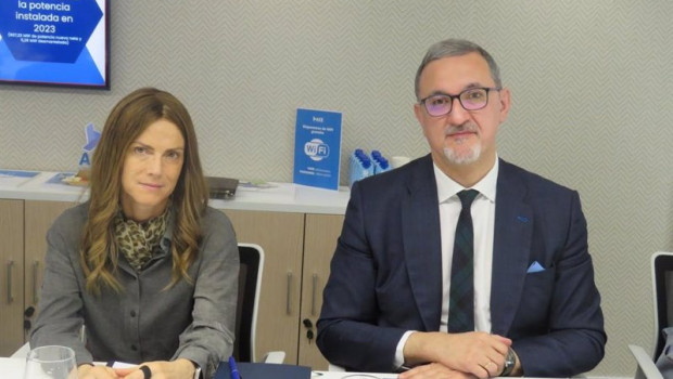 ep rocio sicre presidenta de aee y juan virgilio marquez director general de aee en la presentacion