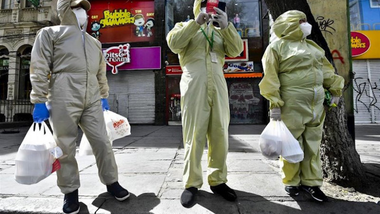 ep tres personas ataviadas con trajes protectores en las calles de la paz tras volver de las compras ep tres personas ataviadas con trajes protectores en las calles de la paz tras volver de las compras
