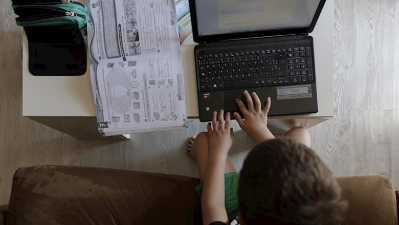 ep un alumno de primaria hace los deberes de la asignatura de ingles con varios libros y un 20200525122003
