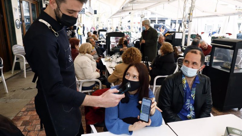 Álex Zea - Europa Press ep un camarero pide certificado a los clientes en una mesa en la terraza de un bar