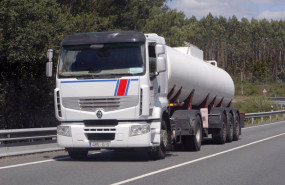 ep un camion circula por la carretera