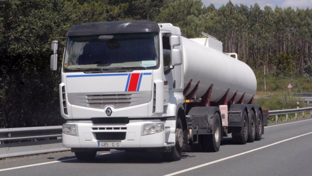 ep un camion circula por la carretera