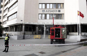 ep un militar de la ume vigila fuera de los juzgados de plaza castilla de madrid donde los efectivos