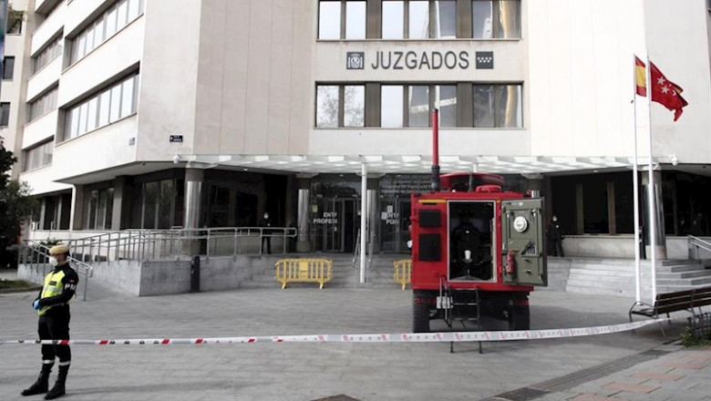 Un militar de la UME vigila fuera de los juzgados de Plaza Castilla de Madrid, donde los efectivos han llevado a cabo labores de desinfección | Eduardo Parra - Europa Press - Archivo ep un militar de la ume vigila fuera de los juzgados de plaza castilla de madrid donde los efectivos