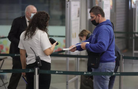 ep un pasajero pasa su billete por el control para acceder a un tren en la estacion de atocha