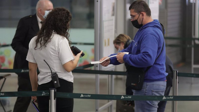 Un pasajero pasa su billete por el control para acceder a un tren en la estación de Atocha durante la tercera jornada de huelga de maquinistas de Renfe | Eduardo Parra - Europa Press ep un pasajero pasa su billete por el control para acceder a un tren en la estacion de atocha