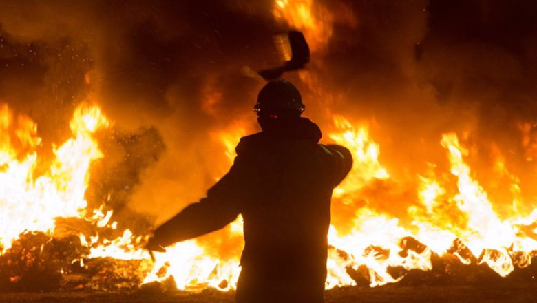 ep un trabajador tira un elemento a una barricada durante un velatorio nocturno simbolico convocado ep un trabajador tira un elemento a una barricada durante un velatorio nocturno simbolico convocado