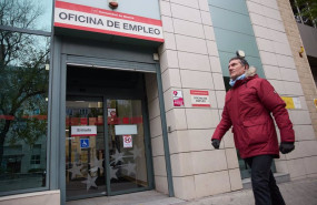 ep una persona camina frente a la entrada de la oficina de empleo de mendez alvaro a 4 de diciembre