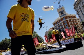 ep una persona salta desde un trampolin durante una manifestacion de sindicatos mayoritarios en