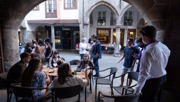 ep varias personas durante el primer dia de apertura de bares y cafeterias hasta la 1 de la