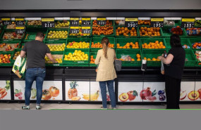 ep varias personas realizan la compra en un supermercado tras el apagon electrico en madrid