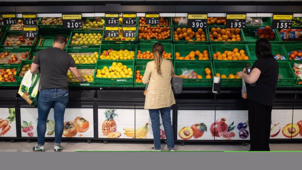 ep varias personas realizan la compra en un supermercado tras el apagon electrico en madrid ep varias personas realizan la compra en un supermercado tras el apagon electrico en madrid