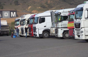 ep varios camiones estacionados en la estacion de servicio de la grajera