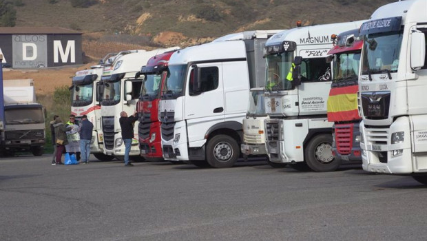 ep varios camiones estacionados en la estacion de servicio de la grajera