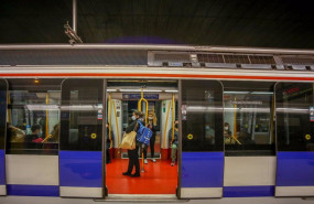 ep varios personas viajan en el interior de un vagon en la estacion de metro de ciudad universitaria