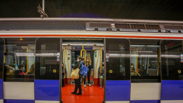 ep varios personas viajan en el interior de un vagon en la estacion de metro de ciudad universitaria
