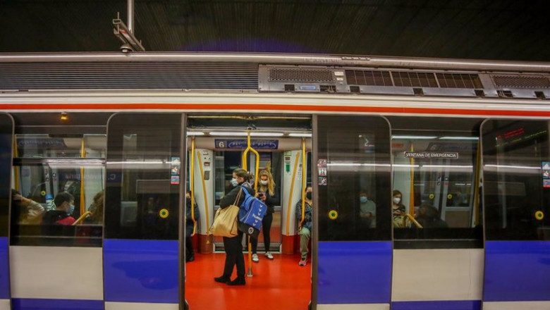 ep varios personas viajan en el interior de un vagon en la estacion de metro de ciudad universitaria