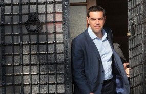 Tsipras_puerta