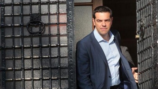 Tsipras_puerta