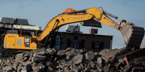 une pelleteuse caterpillar sur un chantier de construction pres du port de new york 