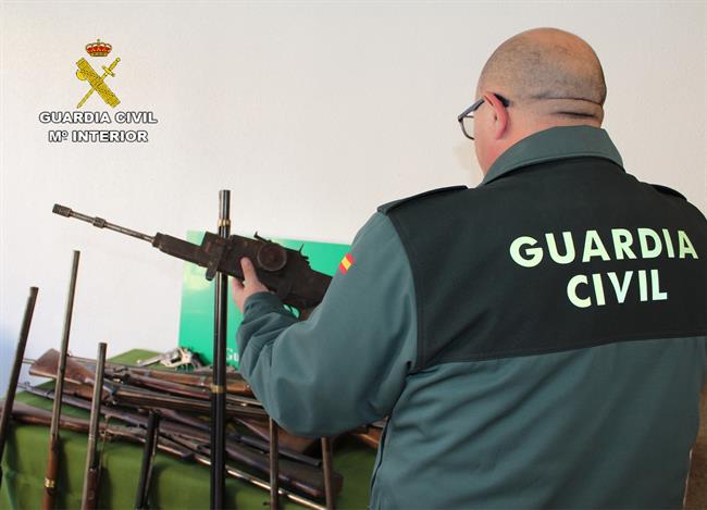 Agente con una de las armas | GUARDIA CIVIL ep agenteunalas armas