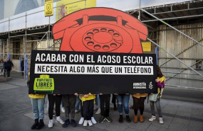 ep amnistia internacional despliega un telefono gigante ante educacion para denunciar el actual