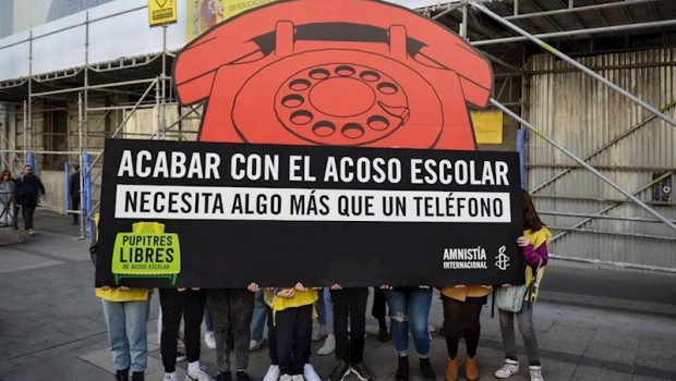 ep amnistia internacional despliega un telefono gigante ante educacion para denunciar el actual