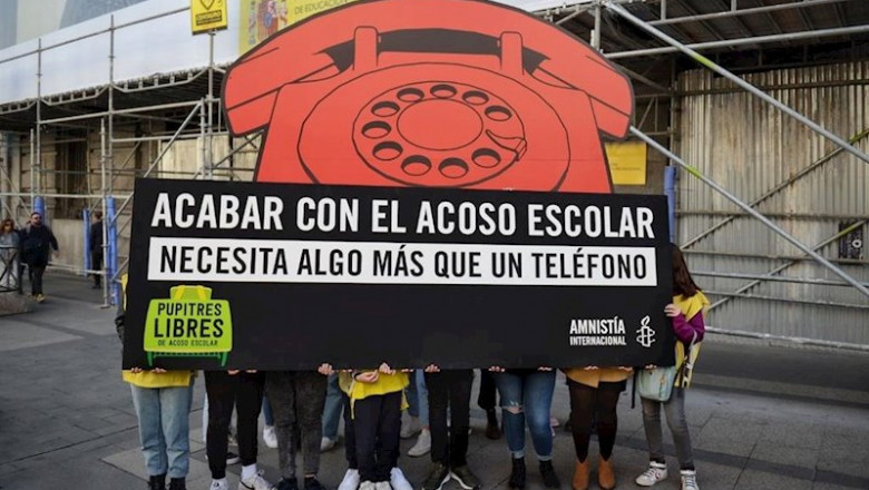 ep amnistia internacional despliega un telefono gigante ante educacion para denunciar el actual