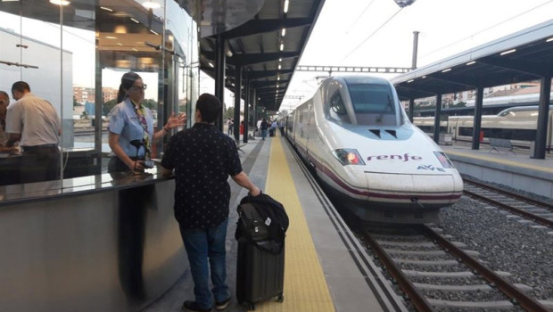 ep archivo   ave en la estacion de trenes de granada