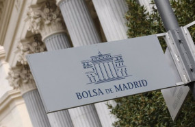 ep archivo   cartel colocado en las inmediaciones del edificio de la bolsa de madrid