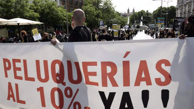 ep archivo   grupos de personas se manifiestan con una pancarta donde se puede leer sos peluquerias