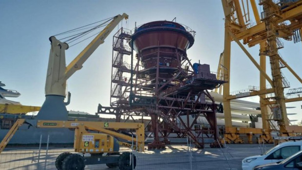 ep archivo   llega a cervo la nueva tolva para la planta de alumina de alcoa