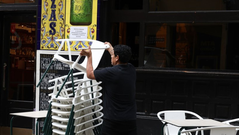 Archivo - Un camarero preparando las mesas de la terraza de un bar | Europa Press - Archivo ep archivo un camarero preparando las mesas de la terraza de un bar