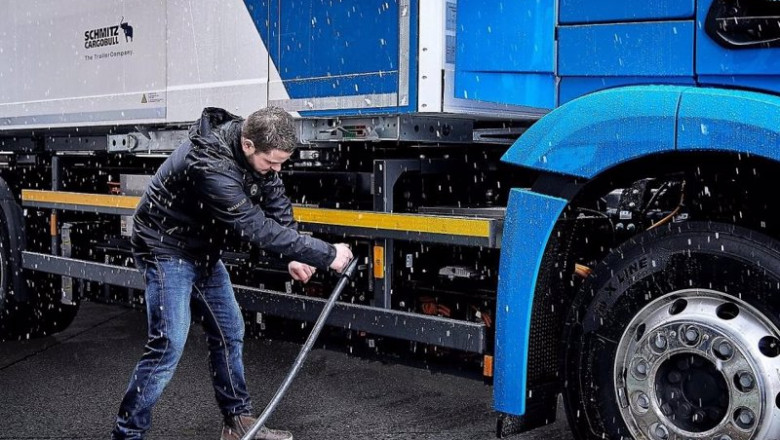 Archivo - Un conductor cargando su camión eléctrico. | T&E - Archivo ep archivo un conductor cargando su camion electrico