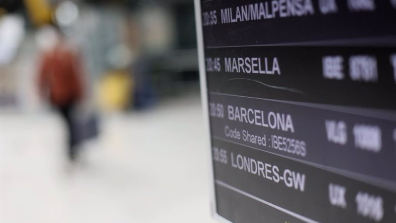 ep archivo   un panel indica la llegada del primer vuelo desde londres reino unido a la terminal t4