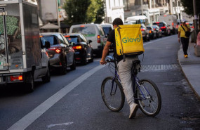 ep archivo   un repartidor de glovo en bicicleta por una calle del centro de madrid