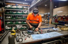 ep archivo   un trabajador en la factoria de talgo